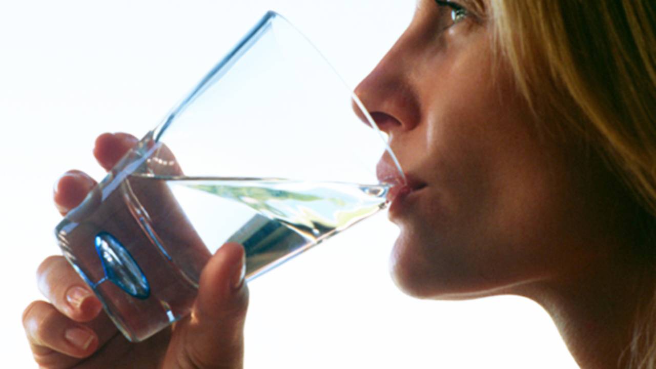 Os participantes que beberam 500ml de água antes das refeições perderam 1,3 kg a mais do que aqueles que não ingeriram o líquido