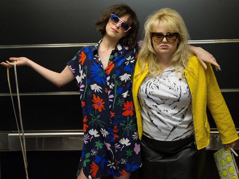Alice (Dakota Johnson e Robin (Rebel Wilson) no filme Como Ser Solteira