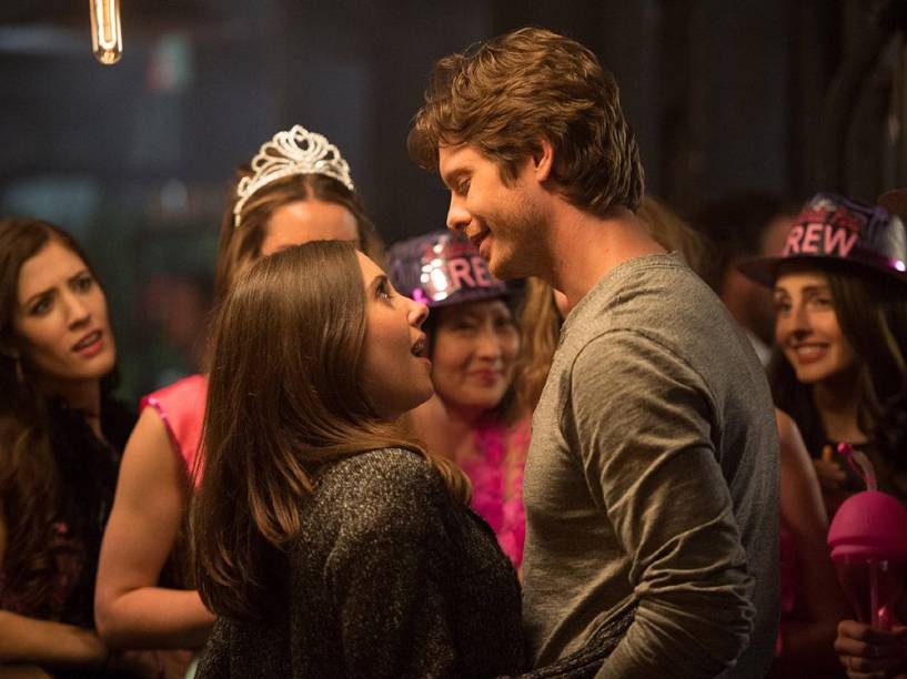 Lucy (Alison Brie) e Tom (Anders Holm) no filme Como Ser Solteira, dirigido por Christian Ditter