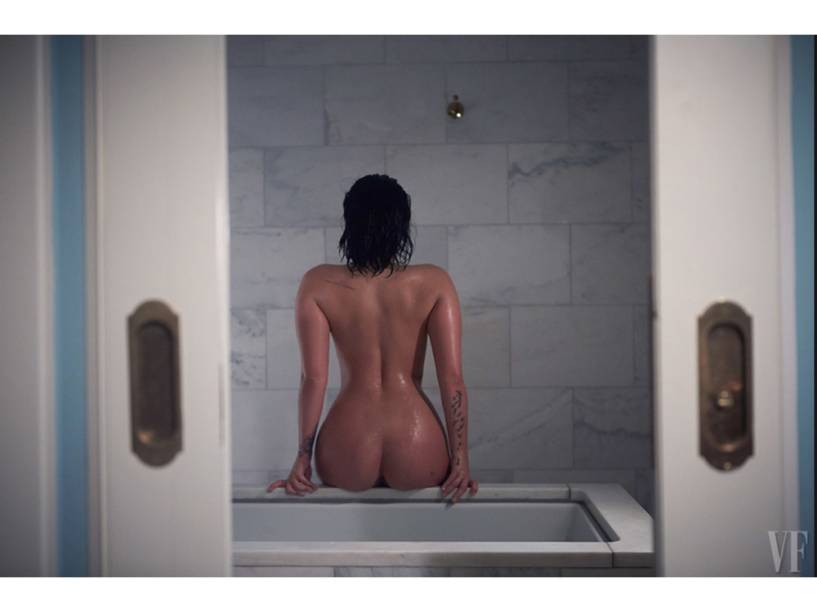 Demi Lovato faz ensaio nu espontâneo para a Vanity Fair