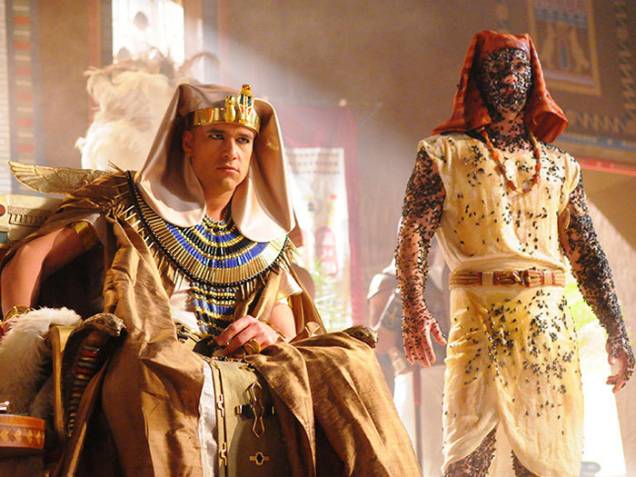 <p>Faraó Ramsés II (Sérgio Marone) besunta servo de doce para ficar livre das moscas, na quarta praga do Egito, em Os Dez Mandamentos</p> <p>Faraó Ramsés II (Sérgio Marone) besunta servo de doce para ficar livre das moscas, na quarta praga do Egito, em Os Dez Mandamentos</p>