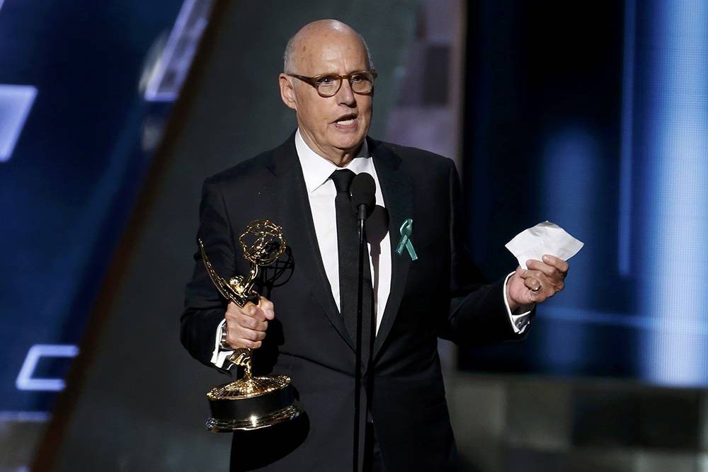 Jeffrey Tambor recebe prêmio de melhor ator em série de comédia por 'Transparent'