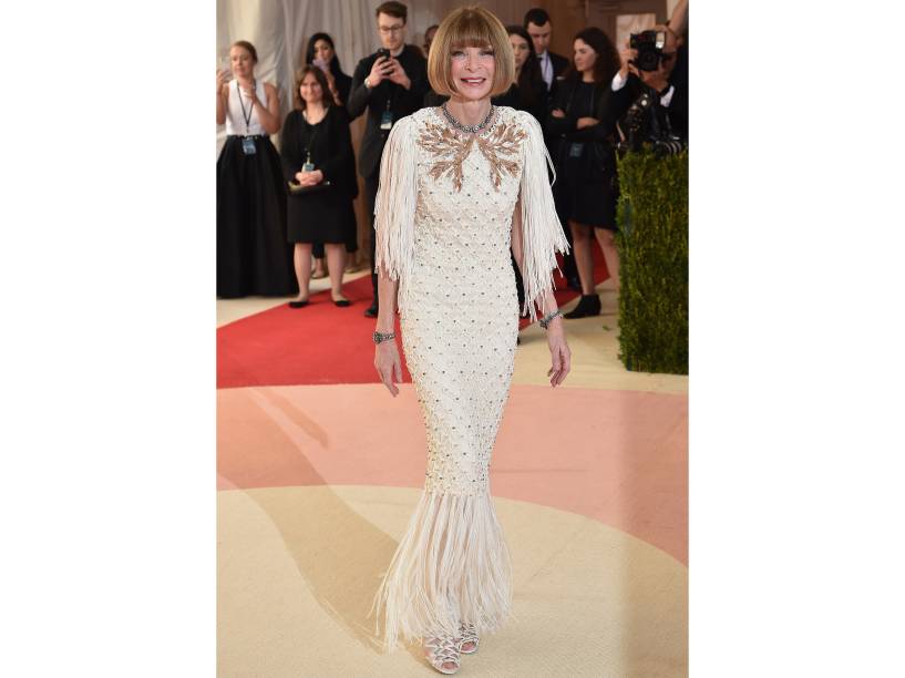 Anna Wintour preferiu um look branco e mais clássico com este vestido Chanel