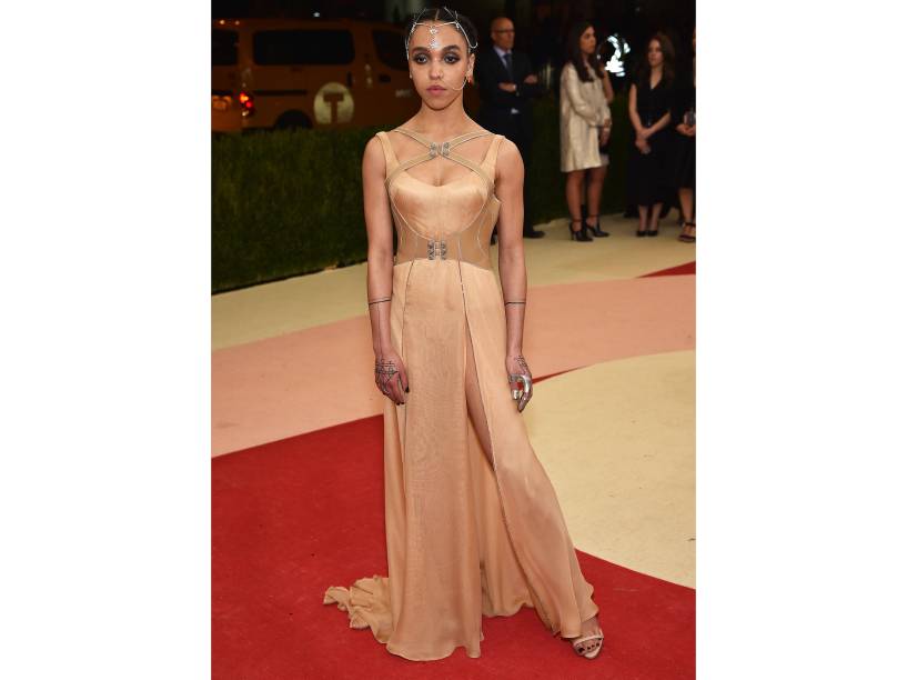 FKA Twigs escolheu um vestido nude da Versace