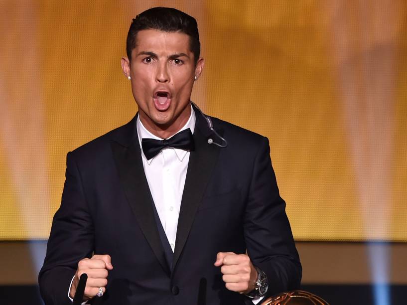 Cristiano Ronaldo conquista pela terceira vez a Bola de Ouro da Fifa, durante cerimônia em Zurique, na Suíça