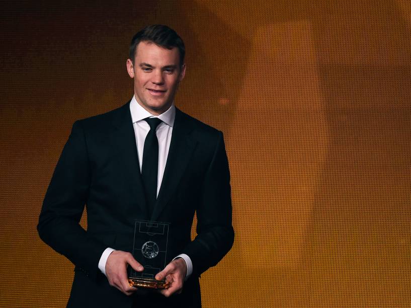 Goleiro da seleção alemã e do Bayern de Munich, Manuel Neuer, com seu prêmio de goleiro do ano de 2014 durante a Bola de Ouro FIFA, em Zurique