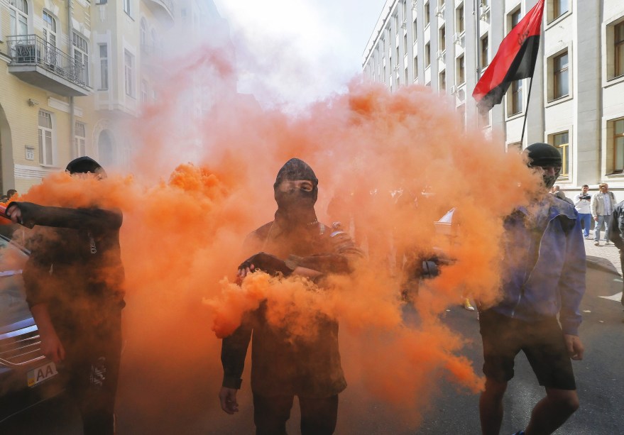 Manifestantes ultranacionalistas ucranianos protestam contra a concessão de auto-governo nas áreas sob o controle dos rebeldes pró-Rússia nas regiões de Donetsk e Lugansk, em frente à Presidência em Kiev - 17/09/2014