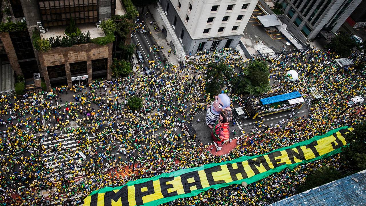 Milhares de pessoas participam da manifestação realizada na Avenida Paulista, em São Paulo, contra o Governo Dilma Rousseff, neste domingo (13), pedindo o impeachment da presidente petista e o fim da corrupção