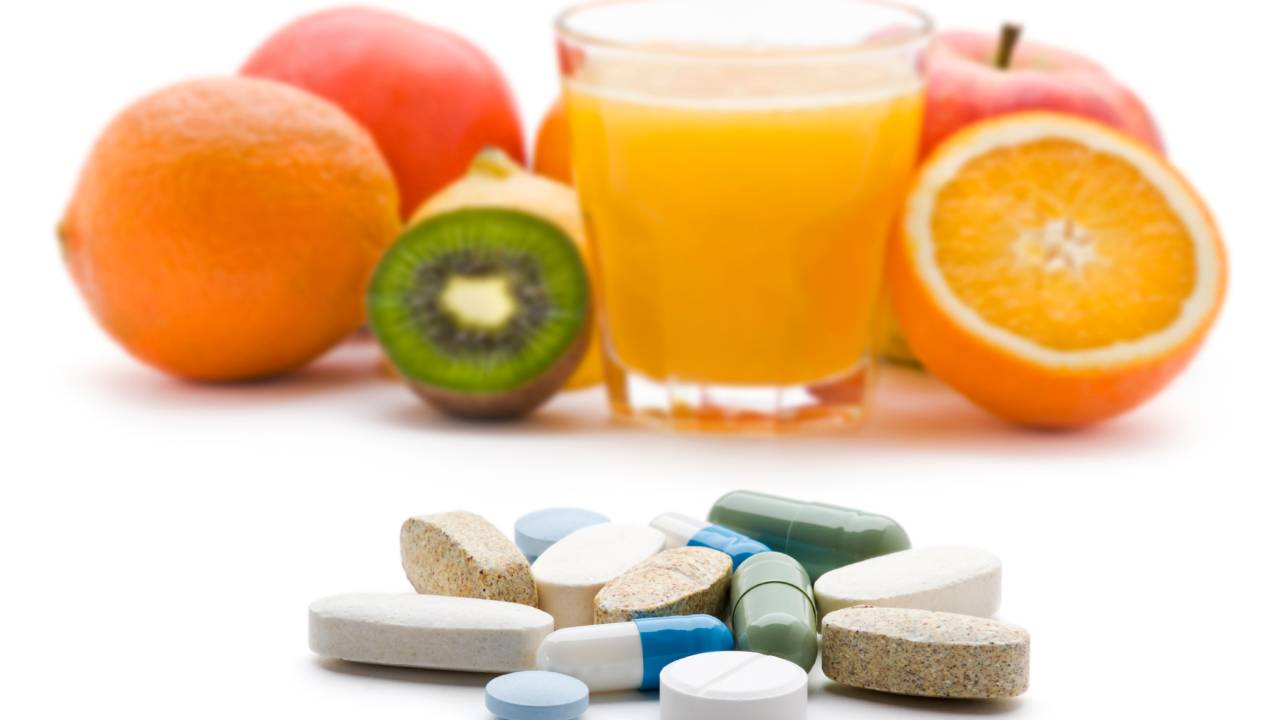 Especialistas alertam que os suplementos alimentares só devem ser consumidos em caso de deficiência de alguma substância.Seu uso sem necessidade pode trazer riscos para a saúde, como o aumento de pedras nos rins ou danos hepáticos