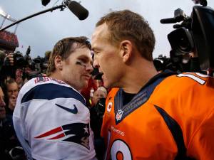 alx_manning__original.jpeg Tom Brady (à esq.) cumprimenta o rival Peyton Manning após a vitória do Denver Broncos na final de conferência
