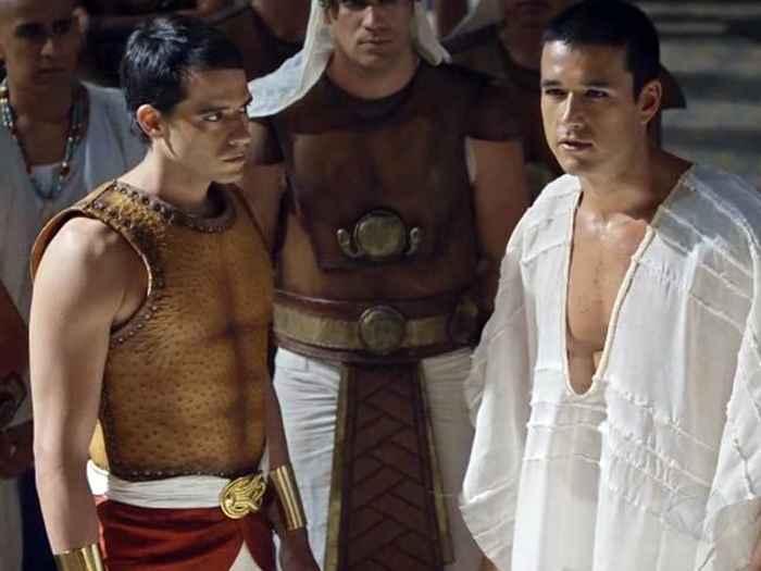 <p>Em Os Dez Mandamentos, Moisés (Guilherme Winter) foi criado como irmão do futuro Ramsés II (Sergio Marone)</p>