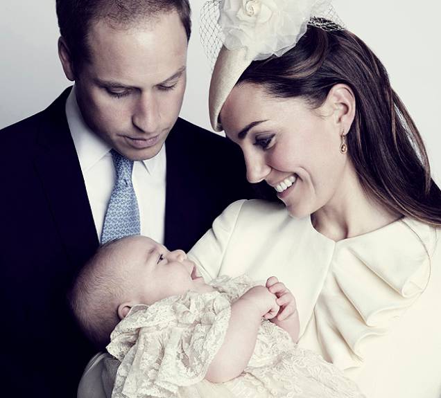 Príncipe William e Kate, posam para a foto oficial de batismo do príncipe George, no Clarence House, em Londres, em 2013 Príncipe William e Kate, posam para a foto oficial de batismo do príncipe George, no Clarence House, em Londres, em 2013