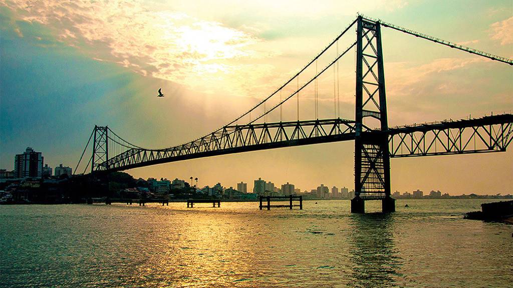 Esquerda e direita rachadas: a confusa disputa para comandar Florianópolis