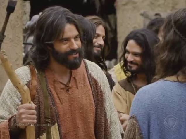 <p>Moisés (Guilherme Winter) chega à vila dos hebreus para dividir os cordeiros que eles usarão para se proteger da décima praga</p> <p>Moisés (Guilherme Winter) chega à vila dos hebreus para dividir os cordeiros que eles usarão para se proteger da décima praga</p>