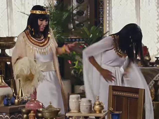 <p>Nefertari (Camila Rodrigues) e Karoma (Roberta Santiago) se coçam por causa da infestação de piolhos</p> <p>Nefertari (Camila Rodrigues) e Karoma (Roberta Santiago) se coçam por causa da infestação de piolhos</p>
