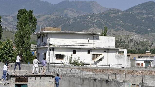Equipes de imprensa tentam filmar a casa onde Osama bin Laden foi morto pelas forças especiais militares dos EUA, no domingo, em Abbottabad, nos arredores de Islamabad, Paquistão Equipes de imprensa tentam filmar a casa onde Osama bin Laden foi morto pelas forças especiais militares dos EUA, no domingo, em Abbottabad, nos arredores de Islamabad, Paquistão