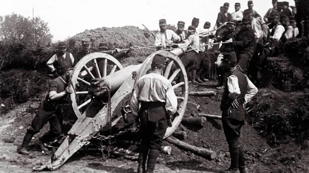 Soldados franceses posicionam um canhão de 95 mm na retaguarda do front, na França Soldados franceses posicionam um canhão de 95 mm na retaguarda do front, na França