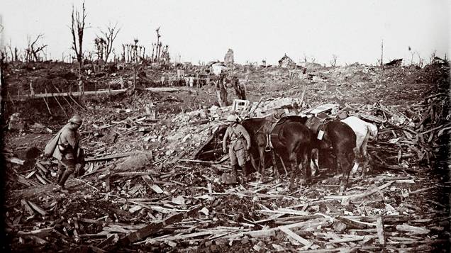 Soldados e cavalos em um campo de batalhas no fronte de Maurepas, no norte da França, em outubro de 1916 Soldados e cavalos em um campo de batalhas no fronte de Maurepas, no norte da França, em outubro de 1916