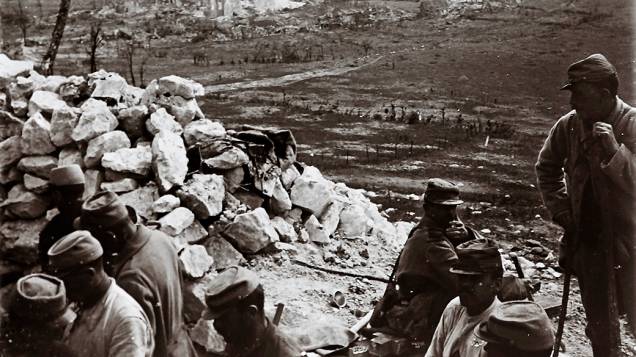 Tropas francesas observam a cidade de Ablain Saint Nazaire, no norte do país, em 1916 Tropas francesas observam a cidade de Ablain Saint Nazaire, no norte do país, em 1916