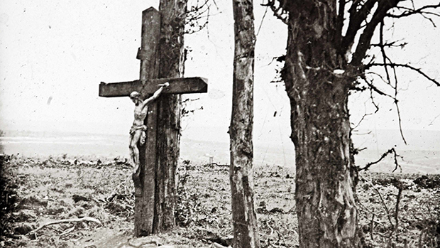 Um crucifixo apoiado em uma árvore em Fricourt, no norte da França, em outubro de 1916 Um crucifixo apoiado em uma árvore em Fricourt, no norte da França, em outubro de 1916