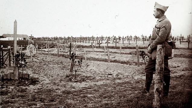 Oficial francês próximo a um cemitério militar em Saint Jean sur Tourbe, no leste do país, em dezembro de 1916 Oficial francês próximo a um cemitério militar em Saint Jean sur Tourbe, no leste do país, em dezembro de 1916
