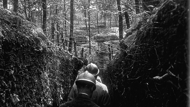 Tropas francesas inspecionam trincheira no fronte Argonne, no leste do país, em maio de 1916 Tropas francesas inspecionam trincheira no fronte Argonne, no leste do país, em maio de 1916
