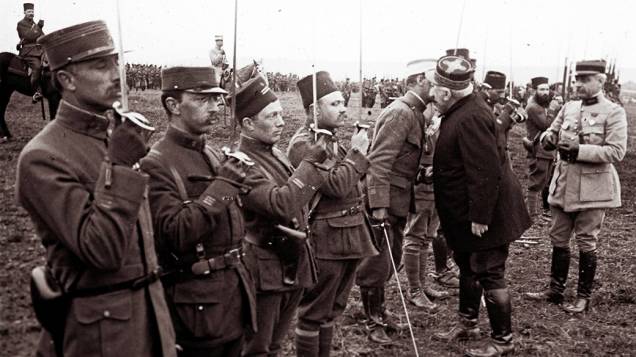 O general francês Joseph Joffre (à dir, de uniforme escuro) cumprimenta militares que lutaram na Batalha de Verdun, em março de 1916 O general francês Joseph Joffre (à dir, de uniforme escuro) cumprimenta militares que lutaram na Batalha de Verdun, em março de 1916