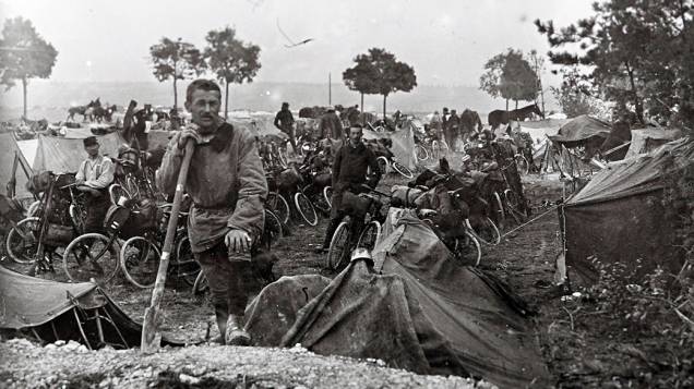 Ciclistas do Corpo de Cavalaria da França no front de Champagne, em 22 de setembro de 1915 Ciclistas do Corpo de Cavalaria da França no front de Champagne, em 22 de setembro de 1915