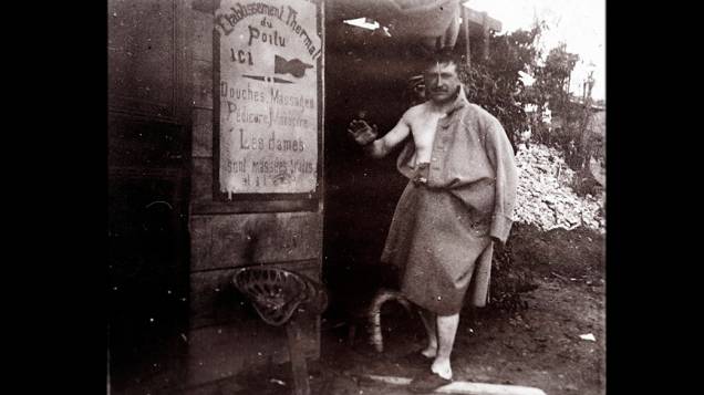 Soldado francês é fotografado depois do banho em retaguarda de front em local não identificado na França. A placa diz: ‘Complexo termal de Poilu. Chuveiros, massagens, pedicure, manicure” Soldado francês é fotografado depois do banho em retaguarda de front em local não identificado na França. A placa diz: ‘Complexo termal de Poilu. Chuveiros, massagens, pedicure, manicure”