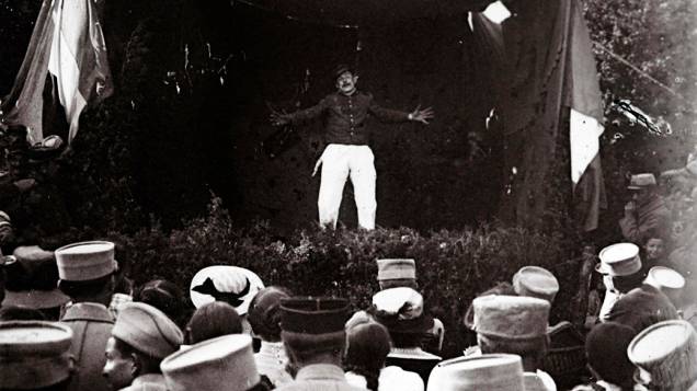 Soldados acompanham apresentação em Suippes, no front de Champagne, leste da França, em 1915 Soldados acompanham apresentação em Suippes, no front de Champagne, leste da França, em 1915
