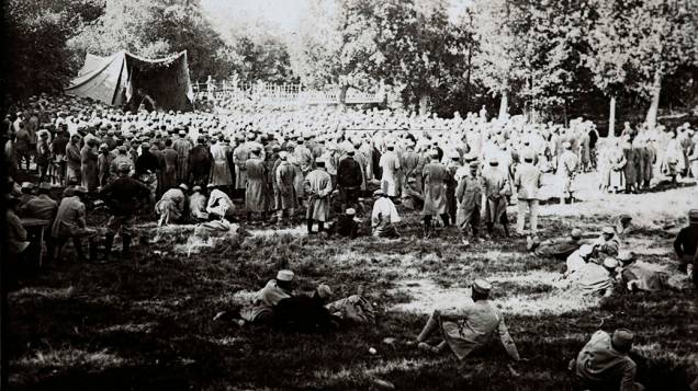 Soldados acompanham apresentação teatral em Suippes, no front de Champagne, leste da França, em 1915 Soldados acompanham apresentação teatral em Suippes, no front de Champagne, leste da França, em 1915