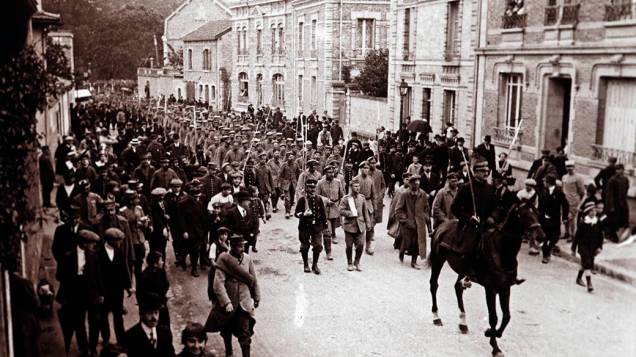 Soldados alemães marcham sobre Chalons em Champagne, leste da França, em setembro de 1915 Soldados alemães marcham sobre Chalons em Champagne, leste da França, em setembro de 1915