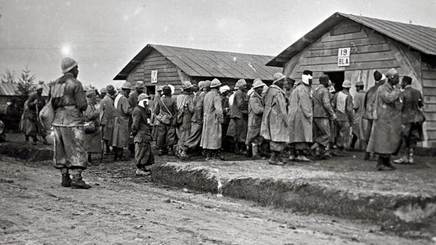 Soldados feridos vão a hospital antes de serem retirados do front de Champagne, leste da França Soldados feridos vão a hospital antes de serem retirados do front de Champagne, leste da França