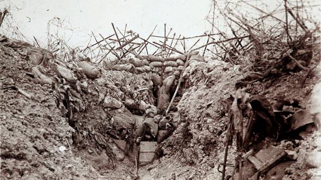 Soldado francês em trincheira que havia acabado de ser atingida por uma bomba em Mont Tetu, perto de Massiges, no leste da França Soldado francês em trincheira que havia acabado de ser atingida por uma bomba em Mont Tetu, perto de Massiges, no leste da França