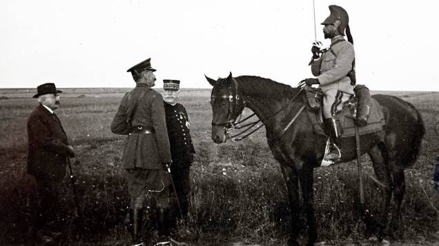 O marechal de campo Horatio Herbert Kirchener (esq) encontra o general francês Albert Baratier (sobre o cavalo), observado pelo marechal francês Joseph Joffre (no meio), no front de Champagne, leste da França, em 1915 O marechal de campo Horatio Herbert Kirchener (esq) encontra o general francês Albert Baratier (sobre o cavalo), observado pelo marechal francês Joseph Joffre (no meio), no front de Champagne, leste da França, em 1915