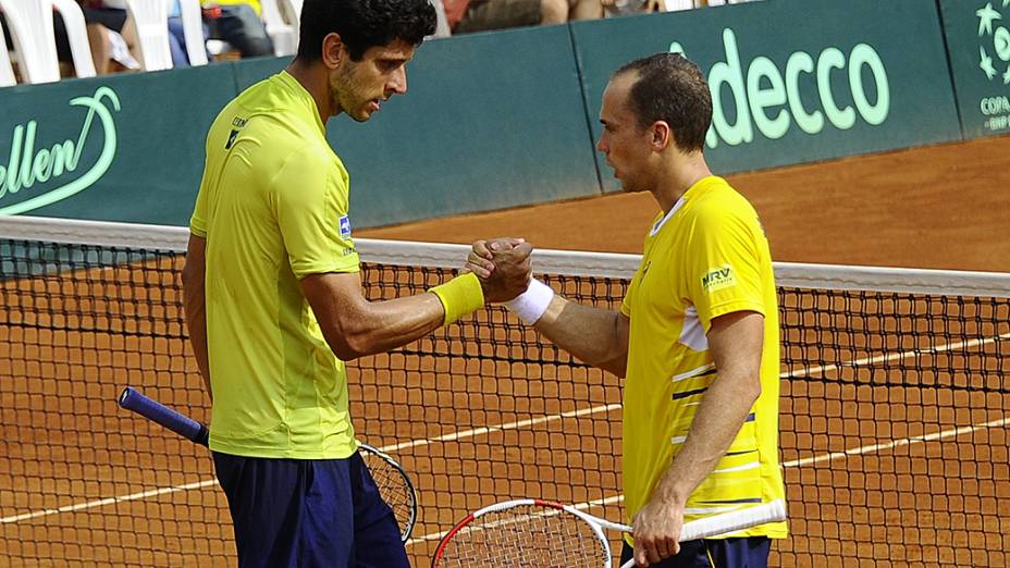 Marcelo Melo e Bruno Soares comemoram vitória sobre a dupla do Equador Giovanni Lapentti e Gonzalo Escobar, em confronto válido pela Copa Davis, em Guaiaquil