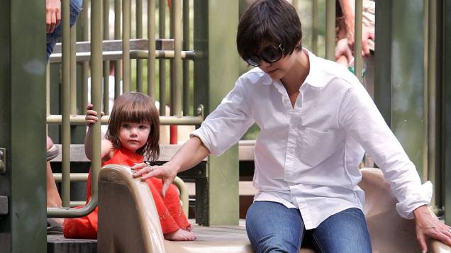 Katie Holmes brinca em parque de Manhattan com a filha Suri Cruise Katie Holmes brinca em parque de Manhattan com a filha Suri Cruise