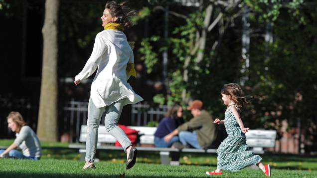 Katie Holmes com a filha, durante visita a Charles River Basin em Cambridge, Massachusetts em outubro de 2009 Katie Holmes com a filha, durante visita a Charles River Basin em Cambridge, Massachusetts em outubro de 2009