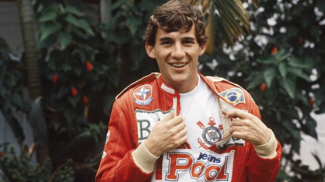 Ayrton Senna mostra a camisa do Corinthians sob o macacão, em 1984 Ayrton Senna mostra a camisa do Corinthians sob o macacão, em 1984