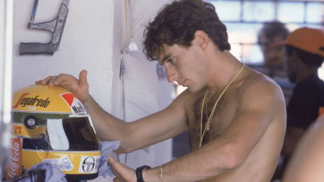 Ayrton Senna polindo seu capacete antes do GP Brasil de 1984 Ayrton Senna polindo seu capacete antes do GP Brasil de 1984