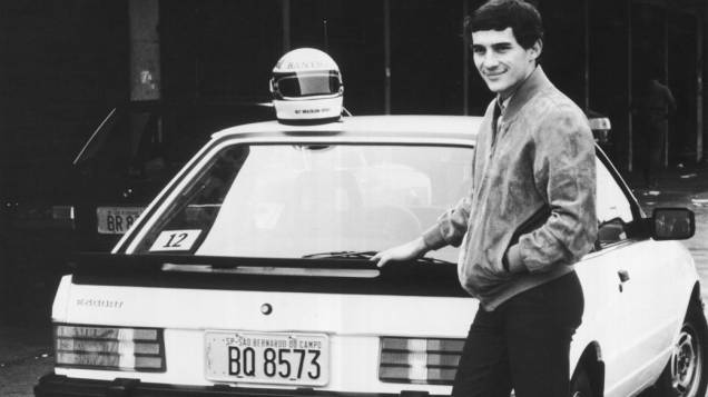 Ayrton Senna posa ao lado de um Escort Ayrton Senna posa ao lado de um Escort