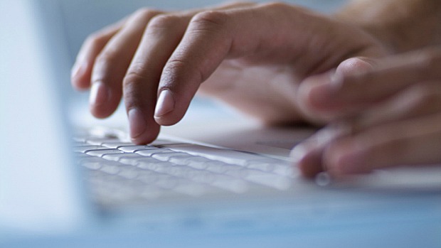 Excesso de tempo gasto em frente ao computador e irritação ao ficar "desconectado" são alguns dos sintomas do vício em internet, causa pode ser génetica, diz estudo