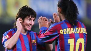 jogador-lionel-messi-argentino-20051204-39-original.jpeg Lionel Messi e Ronaldinho, jogadores do Barcelona, comemoram depois de vencer o Villarreal durante partida do campeonato espanhol, em 2005