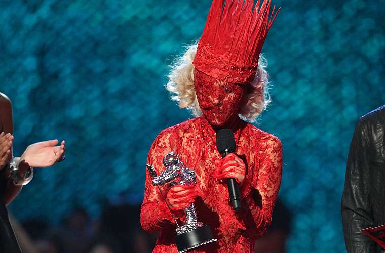 lady-gaga-12-gde-original.jpeg Quando subiu ao palco para receber o prêmio de artista revelação VMA, Lady Gaga usou este vestido rendado que cobria seu rosto.