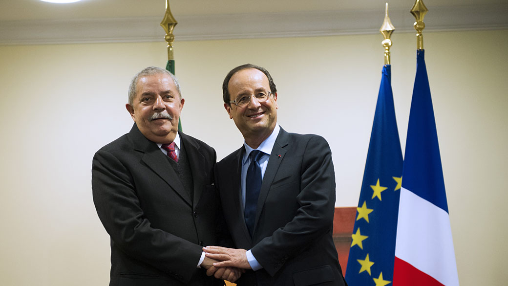O presidente francês, François Hollande aperta a mão do ex-presidente do Brasil Luiz Inácio Lula da Silva nos bastidores da ONU Rio 20 Conferência sobre Desenvolvimento Sustentável, no Rio de Janeiro
