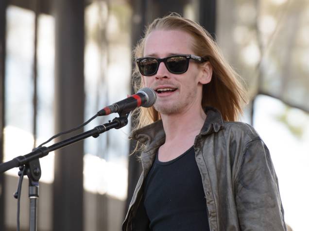Macaulay Culkin se apresenta com sua banda The Pizza Underground no Riot Fest Chicago 2014 Macaulay Culkin se apresenta com sua banda The Pizza Underground no Riot Fest Chicago 2014
