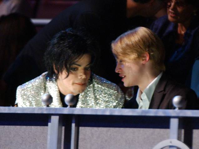 Michael Jackson e Macaulay Culkin, em 2001 Michael Jackson e Macaulay Culkin, em 2001