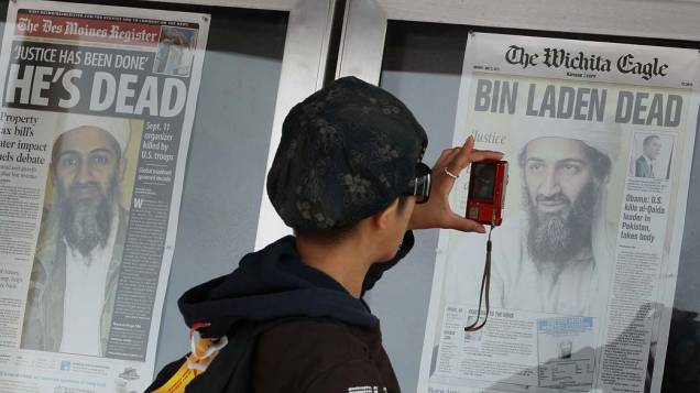 Jornais exibem manchete sobre a morte de Osama Bin Laden no centro de Washington, Estados Unidos Jornais exibem manchete sobre a morte de Osama Bin Laden no centro de Washington, Estados Unidos