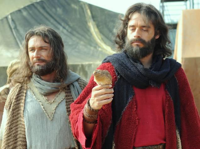 <p>Arão (Petrônio Gontijo) e Moisés (Guilherme Winter) em Os Dez Mandamentos</p> <p>Arão (Petrônio Gontijo) e Moisés (Guilherme Winter) em Os Dez Mandamentos</p>