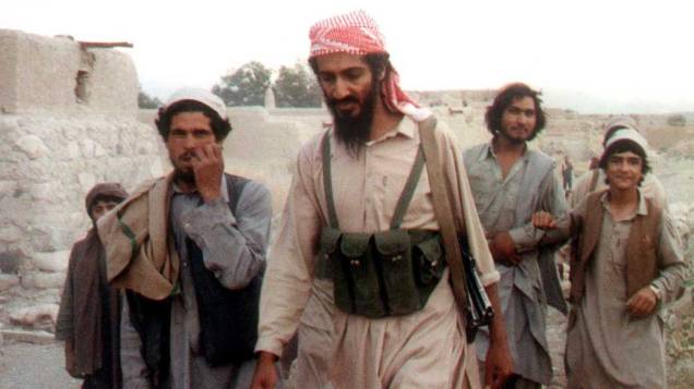 Osama bin Laden em campos de treinamento no Afeganistão Osama bin Laden em campos de treinamento no Afeganistão